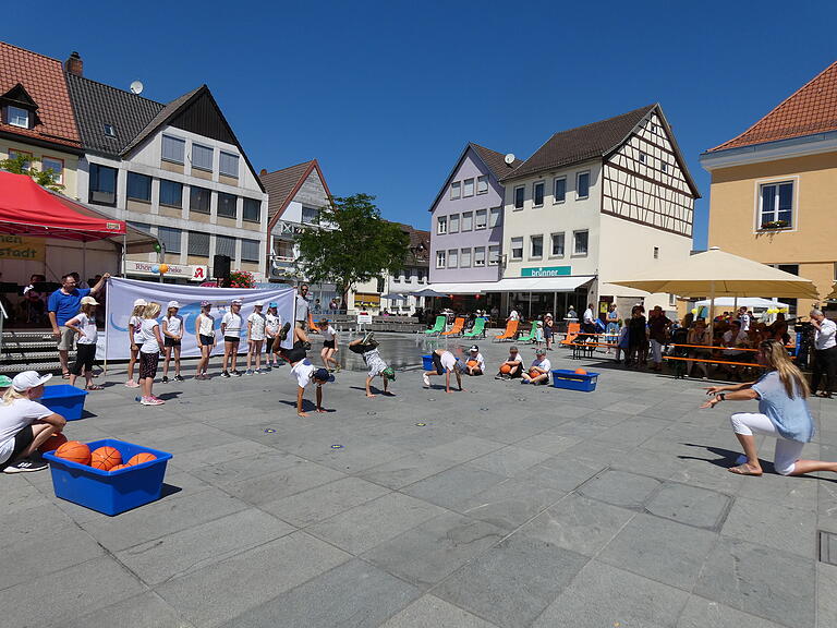 Um die Mittagszeit zeigte die Klasse 3c der Malbach-Grundschule mit Sportlehrerin Susanne Jessat, was sie sportlich und akrobatisch so drauf hat.