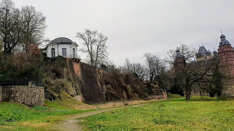 Der Frühstückstempel in Aschaffenburg: Hier stürzte der Mörder das 15-jährige Mädchen die Mauer hinunter.