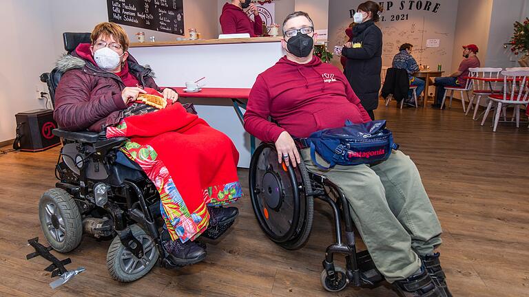 Evi Gerhard und Michael Berger sind jetzt schon Stammgäste des Cafés. Beide setzen sich für die Rechte und Belange von Menschen mit Behinderungen ein.