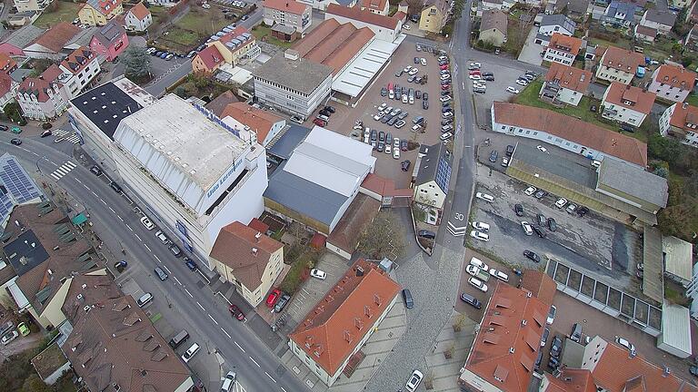 Das Grundstück im Bild rechts, südlich der Ludwigsstraße, hat die Raiffeisenbank Main-Spessart gekauft.&nbsp;