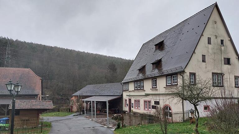 Die Kartause Grünau zwischen Schollbrunn und Hasloch bei Schneeregen im Winter. Während es draußen ungemütlich wirkt, ist die Gaststube beheizt und wirkt so einladend wie ein privates Wohnzimmer.