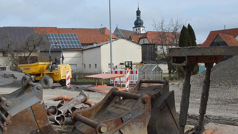 Bagger und aufgegrabene Straßen prägen derzeit das Ortsbild von Herbstadt: Die Sanierung der Ortsdurchfahrt durch den Landkreis Rhön-Grabfeld mit zusätzlichen Aufwendungen für die Gemeinde durch Kanal-, Gehwegebau und Straßenbeleuchtung wären ohne die Stabilisierungshilfe nicht zu schultern.&nbsp;