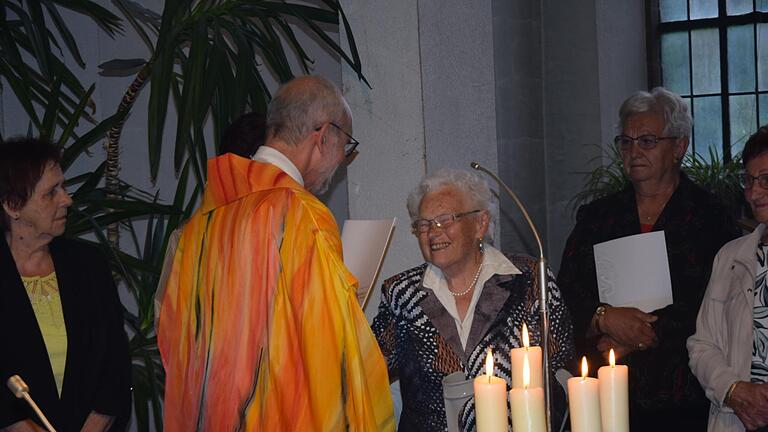 Verabschiedung langjähriger Sängerinnen und Sänger  beim Kirchenchor in Schondra       -  Verabschiedung langjähriger Sängerinnen und Sänger  beim Kirchenchor in Schondra