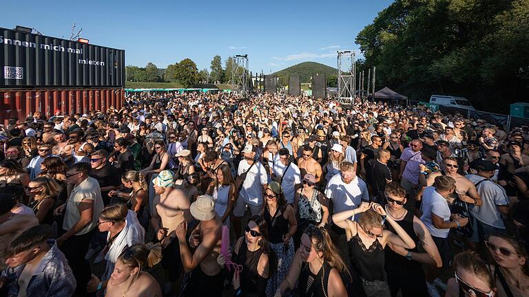 Der neue Container Yard mit dem gebotenen Hardtechno lockte nicht nur vor Ort viele Besucherinnen und Besucher, sondern hatte laut Veranstalter auch den anfangs schleppenden Ticketverkauf angekurbelt. Der neue Container Yard mit dem gebotenen Hardtechno lockte nicht nur vor Ort viele Besucherinnen und Besucher, sondern hatte laut Veranstalter auch den anfangs schleppenden Ticketverkauf angekurbelt.