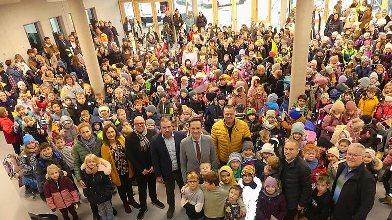 Über 300 Schüler besuchten erstmals ihre neue Grundschule in Schonungen. Bürgermeister Stefan Rottmann, Landrat Florian Töpper, Schulrat Frank Hagen und Architekt Holger Philipp begrüßten die Kids in der Aula.