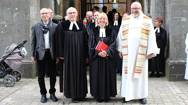 Bei der Verabschiedung waren auch dabei (von links): Pfarrer Thomas Volk, Pfarrer Friedrich Wagner, Dekanin Edda Weis und Dekan Oswald Sternagel.