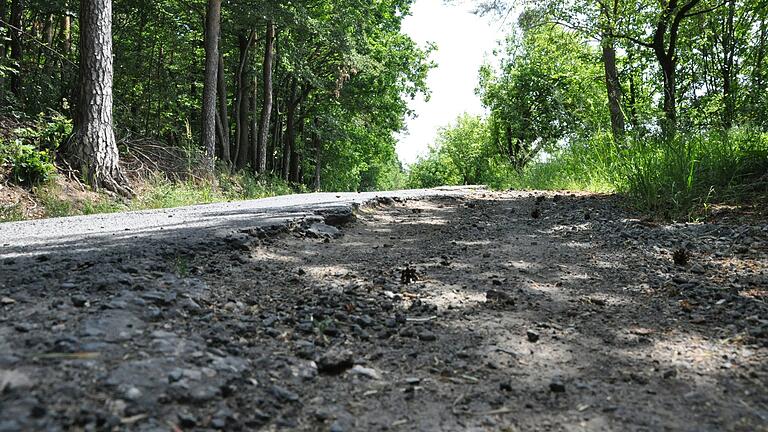 Die Verbindungsstraße von Burgpreppach nach Fitzendorf ist von Schlaglöchern übersät.