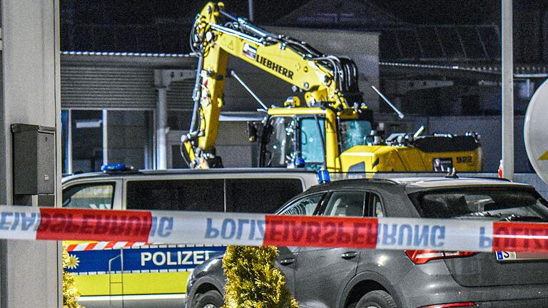 Zerstörungsfahrt mit Bagger - Der Bagger hat eine Schneise der Verwüstung hinterlassen. Zerstörungsfahrt mit Bagger - Der Bagger hat eine Schneise der Verwüstung hinterlassen.