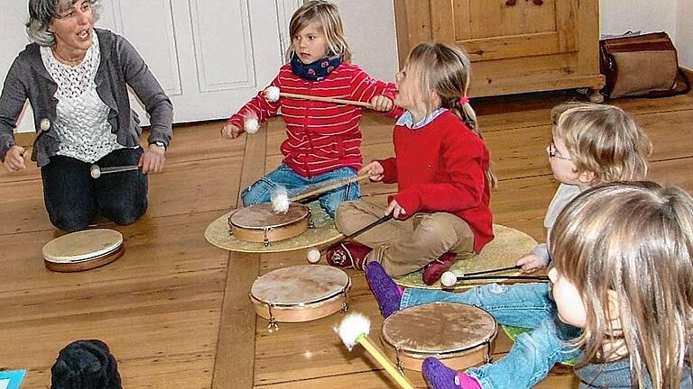 Musikalische Früherziehung wird heute groß geschrieben. Die Angebote setzen schon im Kleinkindalter an. Hier ein Beispielfoto von musikalischer Früherziehung im Mehrgenerationenhaus in Binsfeld von 2013.