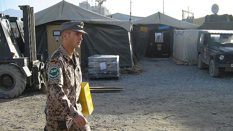 Weihnachten 2004 in Camp Warehouse bei Kabul: Sanitätssoldat Sven Gottschalk hat sein Weihnachtspaket bei der Post abgeholt.