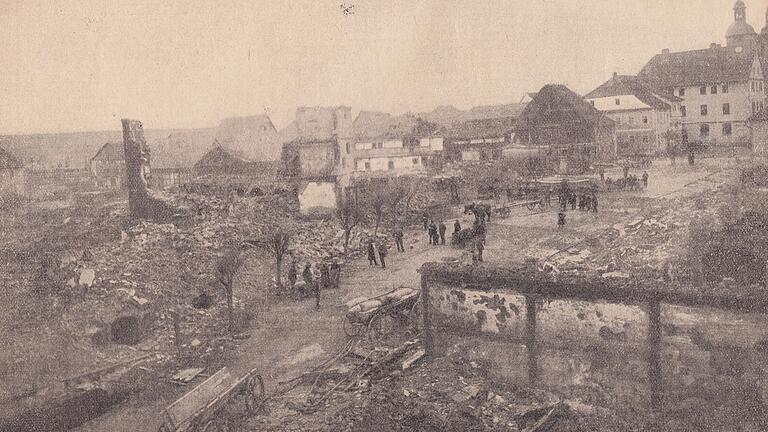 Ein Bild der Verwüstung bot vor 125 Jahren, am 18. April 1891 der Marktplatz von Römhild, heute Partnerstadt von Bad Königshofen. Ein Großbrand hatte ein Drittel der Stadt in Schutt und Asche gelegt.