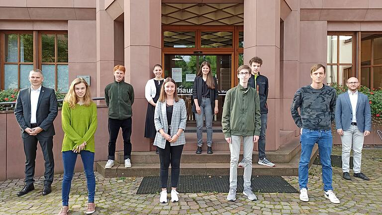 Auf dem Foto (links): Dirk Rieb (Zweiter Bürgermeister) und die Auzubis: Teresa Bednarz (Fachkraft für Wasserversorgungstechnik), Fritz Fecher (Forstwirt),&nbsp;Stefanie Siegler (Ausbildungskoordinatorin), Jennifer Marx (Beamtenanwärterin 2. QE), Nele Welzenbach (Verwaltungsfachangestellte),&nbsp;Jonas Höfling (Fachkraft für Abwassertechnik), Elias Scheb (Forstwirt), Nicolas Hutzel (Fachangestellter für Bäderbetriebe), (rechts): André Heller&nbsp; (Ausbildungsleiter) – Es fehlt leider: Veronika Bernard (Verwaltungsfachangestellte).