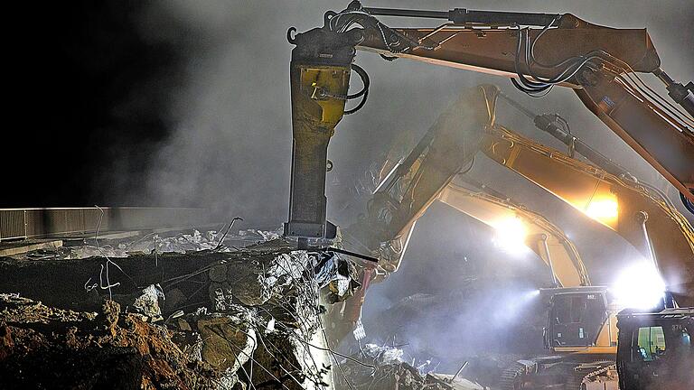 Mit schwerem Gerät wurde auch auf einer Fläche in Retzstadt gearbeitet. Eine Firma aus der Region Würzburg soll dort tausende Tonnen Abfälle ohne Genehmigung gelagert haben.