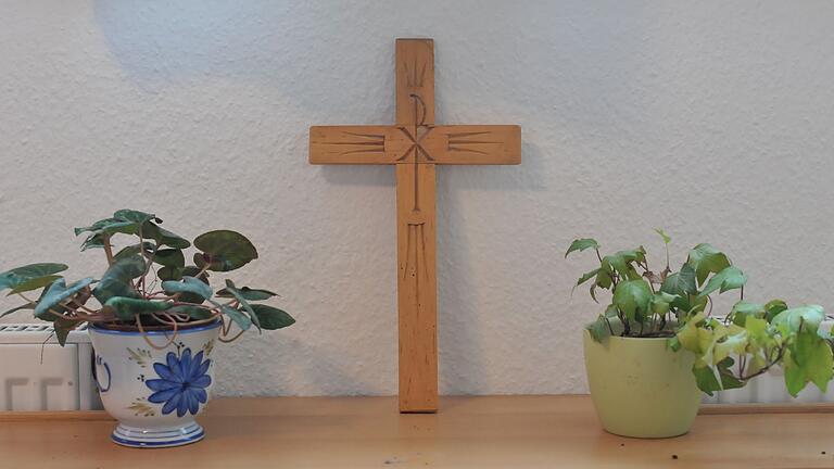 Holzkreuz       -  Die beiden christliche bewegten Friedensorganisationen Martin-Niemöller-Stiftung und Dietrich-Bonhoeffer-Verein haben sich zu einem gemeinsamen Verein zusammengeschlossen. (Symbolbild)