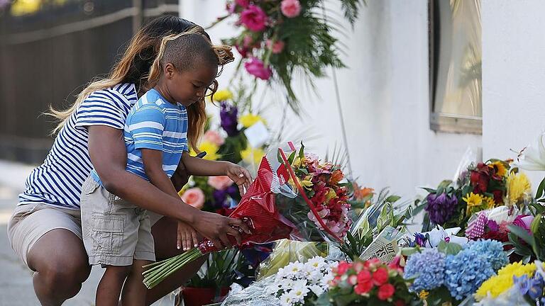 Nine Dead After Church Shooting In Charleston       -  Trauer: Eine Mutter gedenkt mit ihrem Sohn vor der Kirche der Opfer des Amoklaufs mit neun Toten in Charleston.