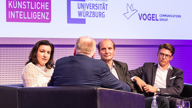 von links, Dorothee Bär, Bundesministerin für Digitalisierung, Moderation Eberhard Schellenberger, Andreas Hotho, Professor am Institut für Informatik der Universität Würzburg, Matthias Bauer, Geschäftsführer der Vogel Communications Group.