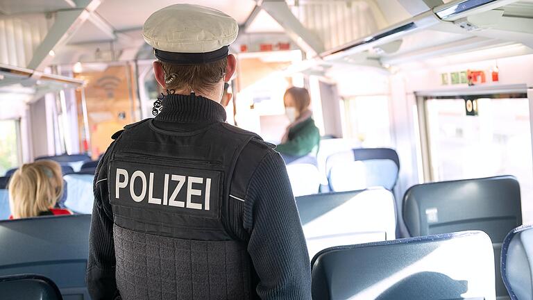 Bundesweit hat die Polizei bei einem Aktionstag die Einhaltung der Maskenpflicht kontrolliert. Das Bild entstand in Stuttgart.