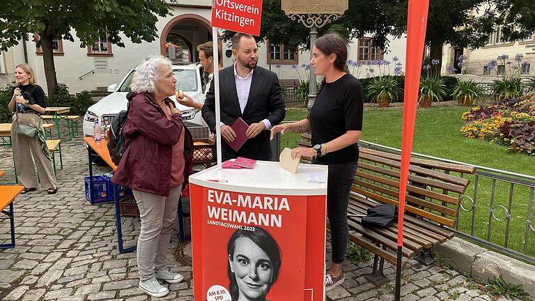 Mit einem Wahlstand auf dem Platz der Partnerstädte in Kitzingen machte die SPD-Direktkandidatin des Stimmkreises Kitzingen Eva-Maria Weimann (rechts) auf sich aufmerksam. Unterstützt wurde sie dabei vom SPD-Bundestagsabgeordneten Markus Hümpfer aus Schonungen (Lkr. Schweinfurt).