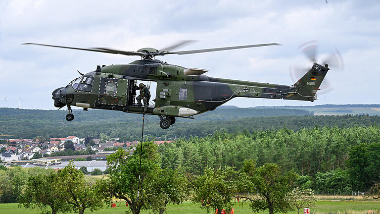 Auf dem Bundeswehrgelände in Veitshöchheim hat die Würzburger Feuerwehr kürzlich den Ernstfall für Flughelferinnen und Flughelfer geprobt.