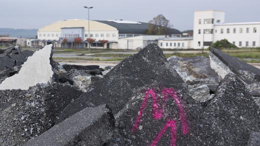 Umgestaltung Leighton Barracks       -  Mitglieder des Stadtrates und Medienvertreter laufen am Sonntag (26.10.14) ueber das Gelaende der ehemaligen Leighton Barracks am Hiubland in Wuerzburg. Im Jahr 2018 wird auf der Flaeche die Landesgartenschau stattfinden. Gegenwaertig praegen noch Bauruinen und Schuttberge das Landschaftsbild.