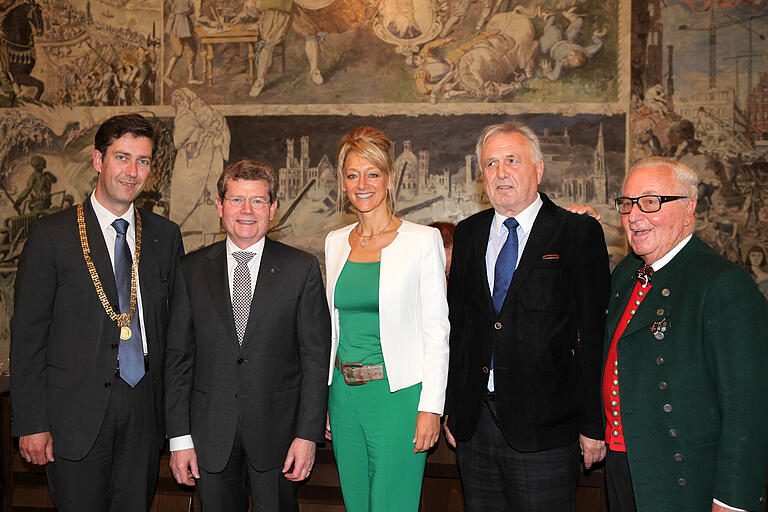 Alt-OB Klaus Zeitler (rechts) und seine Nachfolger (von links): Christian Schuchardt, Georg Rosenthal, Pia Beckmann und Jürgen Weber. Das Foto entstand bei der Verabschiedung von OB Rosenthal im April 2014.&nbsp; &nbsp;