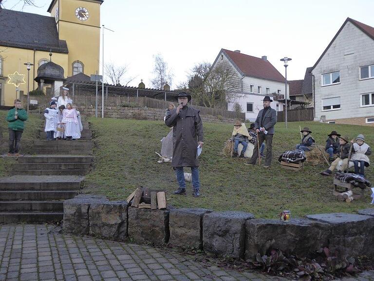 Da die Pfarrkirche St. Odilia aktuell renoviert wird, fand die Krippenfeier in Rieden im Freien statt.