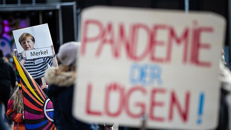 Eine wissenschaftliche Studie ergab, dass 17 Prozent der Deutschen glauben, Corona sei menschengemacht oder ein Schwindel. Das Foto zeigt ein Schild auf einer Demo gegen Corona-Maßnahmen im baden-württembergischen Göppingen im November. Eine wissenschaftliche Studie ergab, dass 17 Prozent der Deutschen glauben, Corona sei menschengemacht oder ein Schwindel. Das Foto zeigt ein Schild auf einer Demo gegen Corona-Maßnahmen im baden-württembergischen Göppingen im November.
