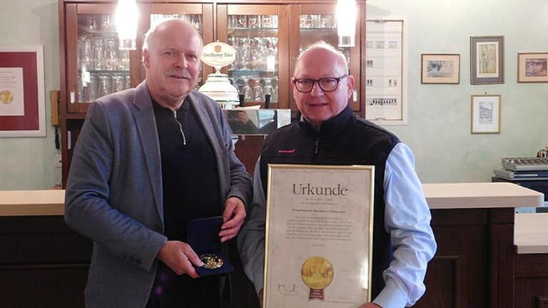 Das Bild zeigt (von links) Matthias Hajenski (Geschäftsführer des Braurings) und Dietrich Oechsner (Geschäftsführer der Privatbrauerei Oechsner).