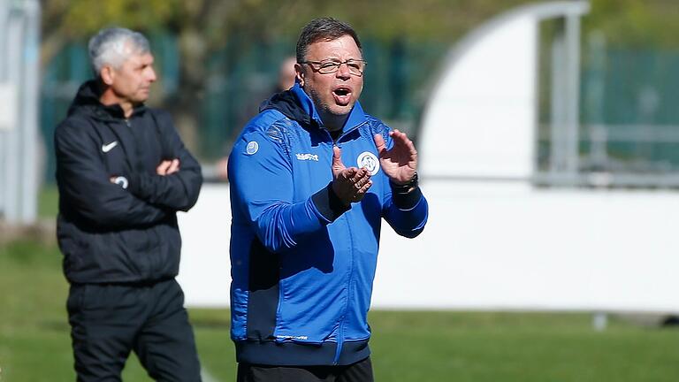 Harald Funsch (vorne) treibt seine Spieler an, Claudiu Bozesan schaut im Hintergrund gelassen zu. An diesem Samstag treffen der TSV Abtswind und der FV 04 Würzburg in der Fußball-Bayernliga Nord aufeinander.