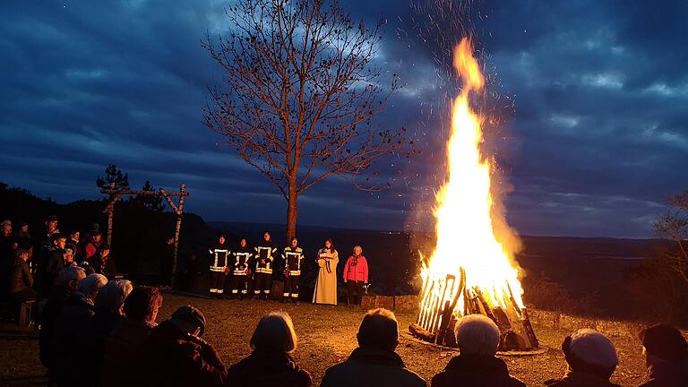 Pastoralreferentin Katrin Fuchs (zweite von rechts) segnet vor zahlreichen Besuchern das Homburger Osterfeuer.