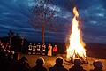 Pastoralreferentin Katrin Fuchs (zweite von rechts) segnet vor zahlreichen Besuchern das Homburger Osterfeuer.
