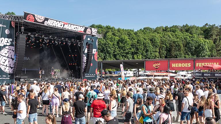 2022 versammelten sich Tausende HipHop- und Deutschrap-Fans zum Heroes Festival im Eventzentrum Strohofer in Geiselwind.