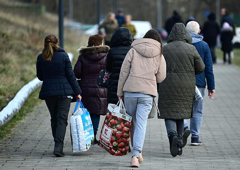 Dass in Deutschland viele Geflüchtete (Symbolbild) ankommen, wird für die Kommunen zur Herausforderung.