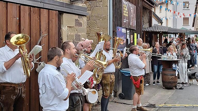 Die 'Frängische Schlachtschüsselmussig' hatte ihre Premiere beim diesjährigen Straßenfest in Brebersdorf. Die sieben Musikanten kamen beim Publikum sehr gut an und mischten sich auch gerne mal unter die Leute. So spielten sie am Bierstand das Lied von der Vogelwiese.