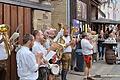 Die 'Frängische Schlachtschüsselmussig' hatte ihre Premiere beim diesjährigen Straßenfest in Brebersdorf. Die sieben Musikanten kamen beim Publikum sehr gut an und mischten sich auch gerne mal unter die Leute. So spielten sie am Bierstand das Lied von der Vogelwiese.