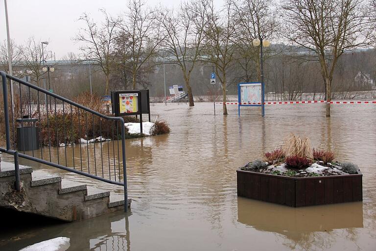 Überschwemmt war im Januar 2011 auch der Zugang zu den Mainfrankensälen, so das hier mehrere Veranstaltungen abgesagt werden mussten.