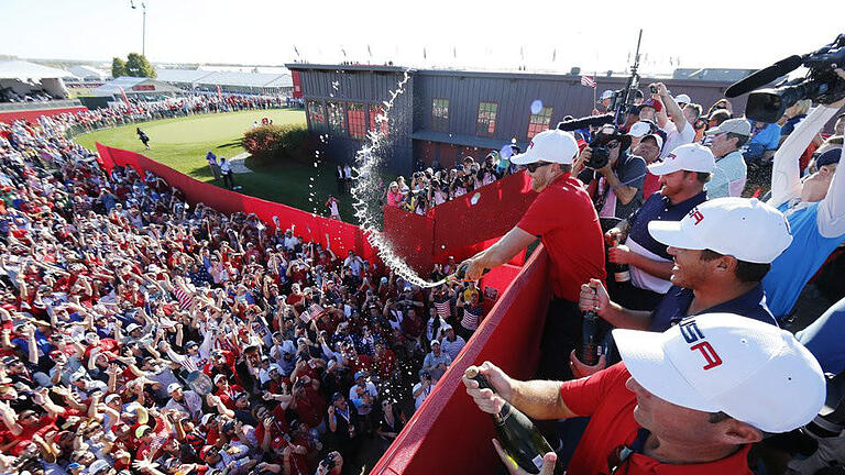 Triumph       -  Das US-Team feiert den Sieg im Hazeltine National Golf Club. Foto: Erik S. Lesser