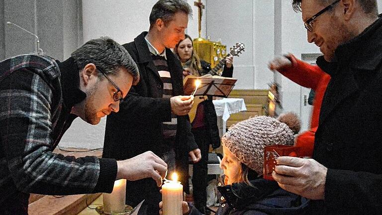 Diakon Christian Neeß (links) und Regionaljugendseelsorger Thorsten Kapperer (Mitte) entzündeten die Kerzen für Pfarreien und Privathäuser am Friedenslicht von Bethlehem.FOTO: Karin Nerche-Wolf Diakon Christian Neeß (links) und Regionaljugendseelsorger Thorsten Kapperer (Mitte) entzündeten die Kerzen für Pfarreien und Privathäuser am Friedenslicht von Bethlehem.FOTO: Karin Nerche-Wolf