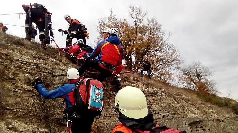 Die Einsatzübung an der Burgruine Homburg sollte die Kooperation zwischen feuerwehr, Bergwacht und Rotem Kreuz optimieren.