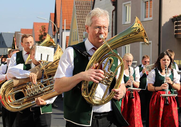 Bei Auftritten der Heidenfelder Blaskapelle tauscht Dirigent Günther Dotzel auch gerne mal den Taktstock mit dem Bariton, wie hier beim Erntedankumzug in Röthlein 2018. Bei Auftritten der Heidenfelder Blaskapelle tauscht Dirigent Günther Dotzel auch gerne mal den Taktstock mit dem Bariton, wie hier beim Erntedankumzug in Röthlein 2018.