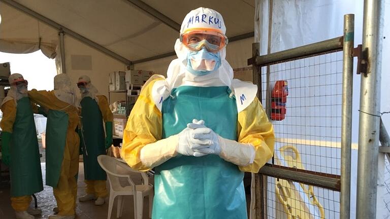 Dr. Markus Hüttl im Ebola-Zentrum in Sierra Leone. Kein Stückchen Haut durfte unbedeckt sein, wenn&nbsp; Ärzte oder Pfleger Kontakt mit Infizierten hatten. In der Hitze eine anstrengende&nbsp; Arbeit.&nbsp;