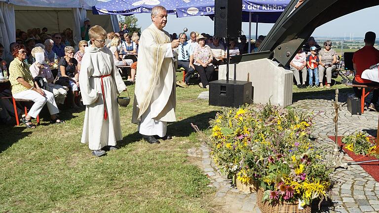 Traditionell wird an Mariä Himmelfahrt an der Kapelle am Oberschwarzacher Hörnle Gottesdienst gefeiert und Pfarrer Stefan Mai segnet die Kräuterbüschel, wie auf diesem Bild aus dem Jahr 2017 zu sehen. In diesem Jahr fällt das Kapellenfest wegen der Corona-Pandemie erneut aus.