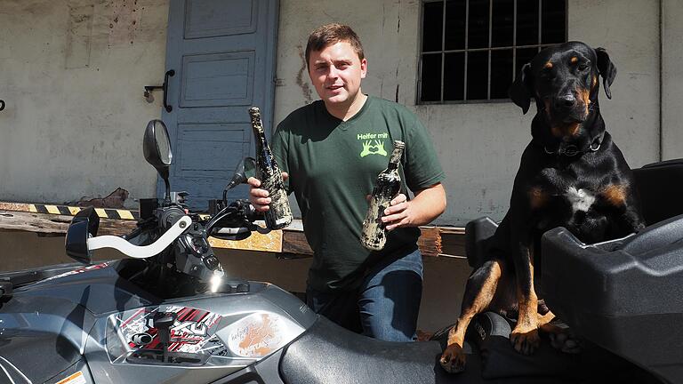 Maximilian Kübert war mehrere Male im Ahrtal, um dort im Flutgebiet zu helfen. Beim ersten Einsatz war auch sein Hund Apollo dabei. Als Dankeschön und zur Erinnerung bekam er 'Flutwein' – um seine Kosten musste sich der Karlstadter aber selbst kümmern.
