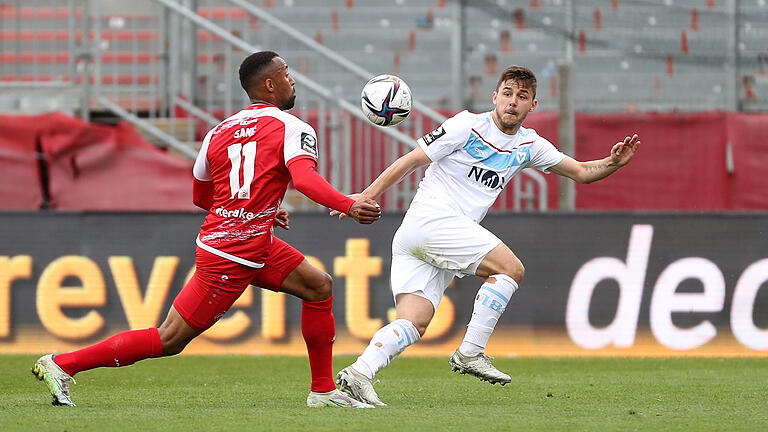Fussball, 3. Liga, FC Würzburger Kickers - FC Viktoria 1899 Berlin - v.li.: Saliou Sane (FC Würzburger Kickers), Patrick Wolfgang Kapp (FC Viktoria 1889 Berlin) Fussball, 3. Liga, FC Würzburger Kickers - FC Viktoria 1899 Berlin - v.li.: Saliou Sane (FC Würzburger Kickers), Patrick Wolfgang Kapp (FC Viktoria 1889 Berlin)