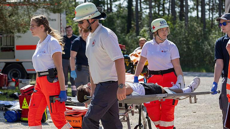 Zahlreiche Helfer wirkten bei der Einrichtung der Patientenablage in Hammelburg unter freiem Himmel mit. Zahlreiche Helfer wirkten bei der Einrichtung der Patientenablage in Hammelburg unter freiem Himmel mit.