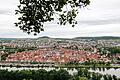 Von der Karlsburg aus präsentiert sich die Karlstadter Altstadt als kompakte Einheit, die von der Stadtmauer umgeben wird. Solarmodule auf den Dächern dürfen im denkmalgeschützten Ensemble bis heute nicht sichtbar sein.&nbsp;