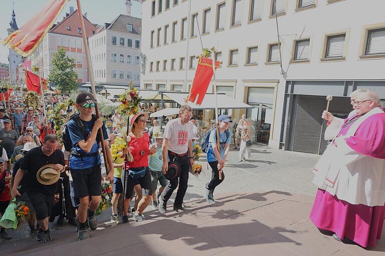 Dompfarrer Stefan Gessner empfing die Wallfahrer am Eingang des Doms. Dompfarrer Stefan Gessner empfing die Wallfahrer am Eingang des Doms.