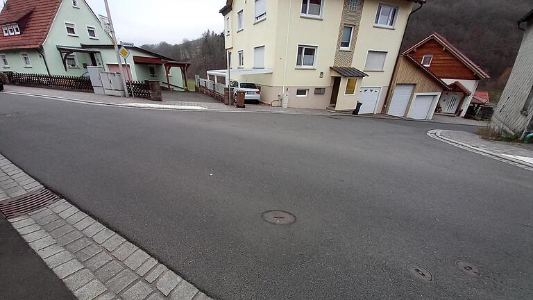 Die meisten über- und außerplanmäßigen Ausgaben verursachten 2023 die umfangreichen Straßenbaumaßnahmen, wie hier im Bereich Sinntalstraße/Mühlenweg.       -  Die meisten über- und außerplanmäßigen Ausgaben verursachten 2023 die umfangreichen Straßenbaumaßnahmen, wie hier im Bereich Sinntalstraße/Mühlenweg.