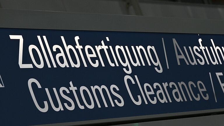 Zollabfertigung im Flughafen München       -  Am Flughafen München wollte eine Frau 17.000 Zigaretten nicht anmelden.