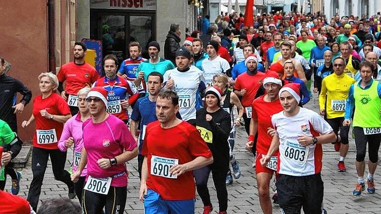 Start des Hauptlaufs: 295 Männer und Frauen gingen beim Nikolauslauf des TVO an den Start. Da dauerte es eine Zeit, bis auch die letzten die Startlinie überquert hatten. Start des Hauptlaufs: 295 Männer und Frauen gingen beim Nikolauslauf des TVO an den Start. Da dauerte es eine Zeit, bis auch die letzten die Startlinie überquert hatten.